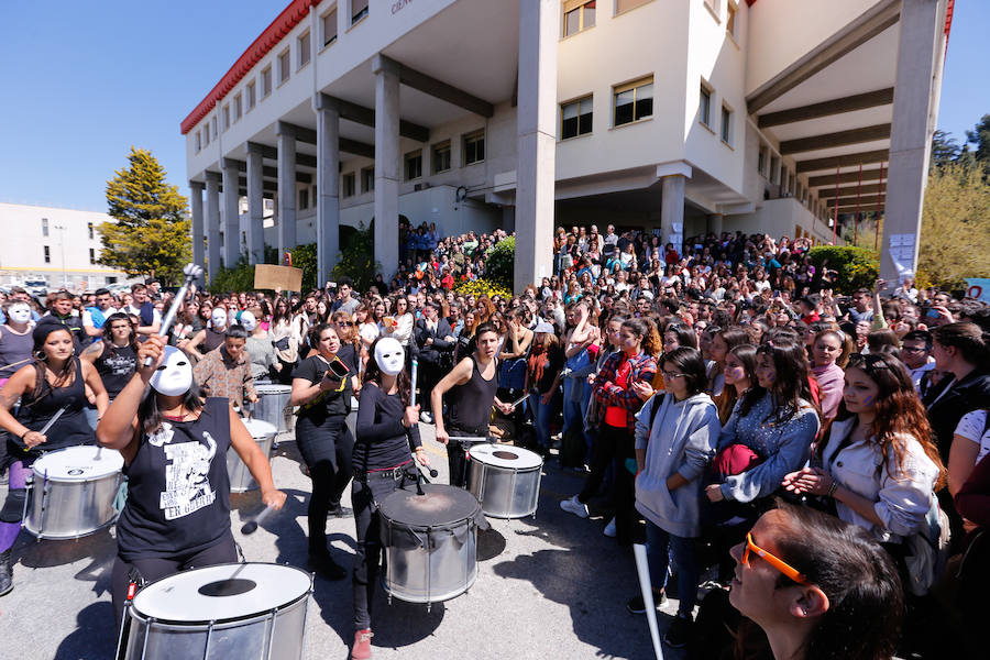 Masiva concentración en la facultad de Educación contra los presuntos casos de acoso denunciados en la facultad de Educación.