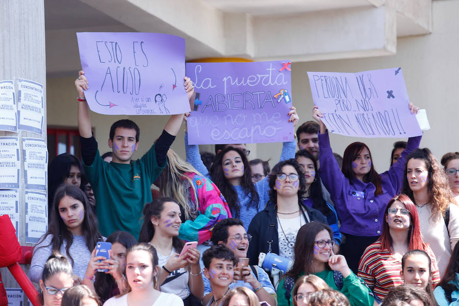 Masiva concentración en la facultad de Educación contra los presuntos casos de acoso denunciados en la facultad de Educación.