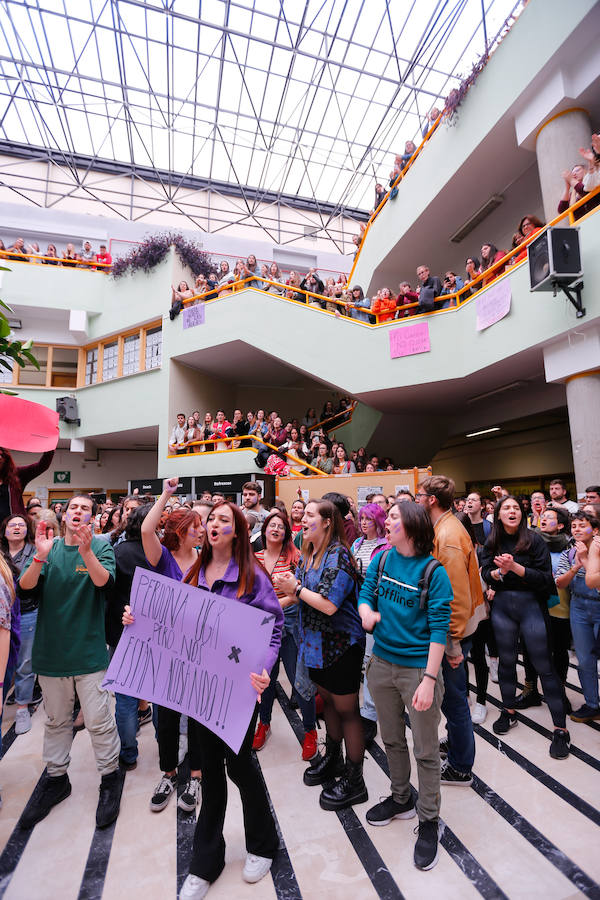 Masiva concentración en la facultad de Educación contra los presuntos casos de acoso denunciados en la facultad de Educación.