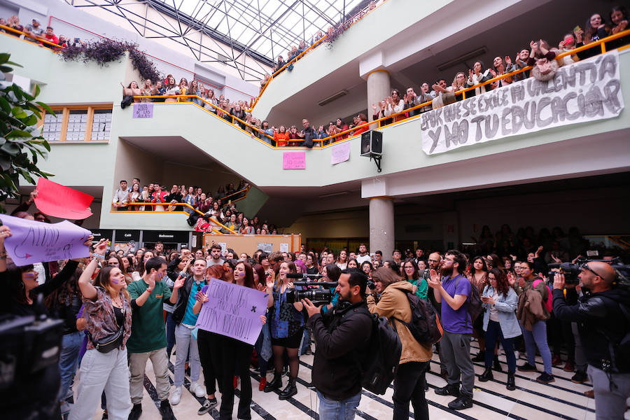 Masiva concentración en la facultad de Educación contra los presuntos casos de acoso denunciados en la facultad de Educación.