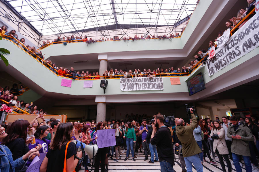 Masiva concentración en la facultad de Educación contra los presuntos casos de acoso denunciados en la facultad de Educación.