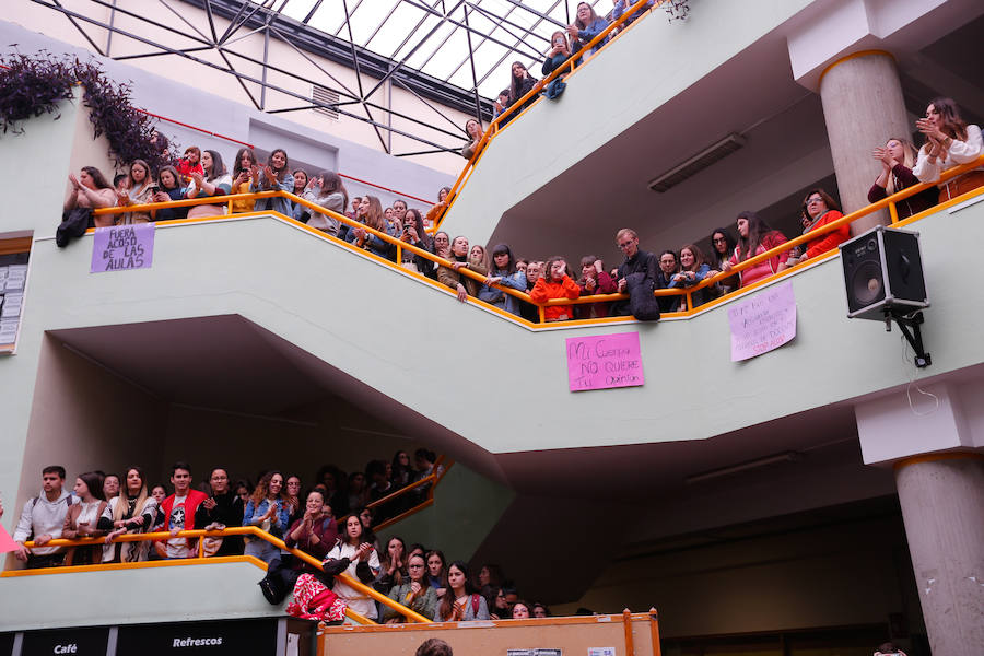 Masiva concentración en la facultad de Educación contra los presuntos casos de acoso denunciados en la facultad de Educación.