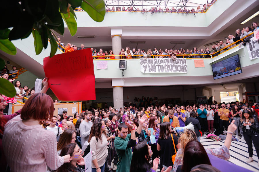 Masiva concentración en la facultad de Educación contra los presuntos casos de acoso denunciados en la facultad de Educación.