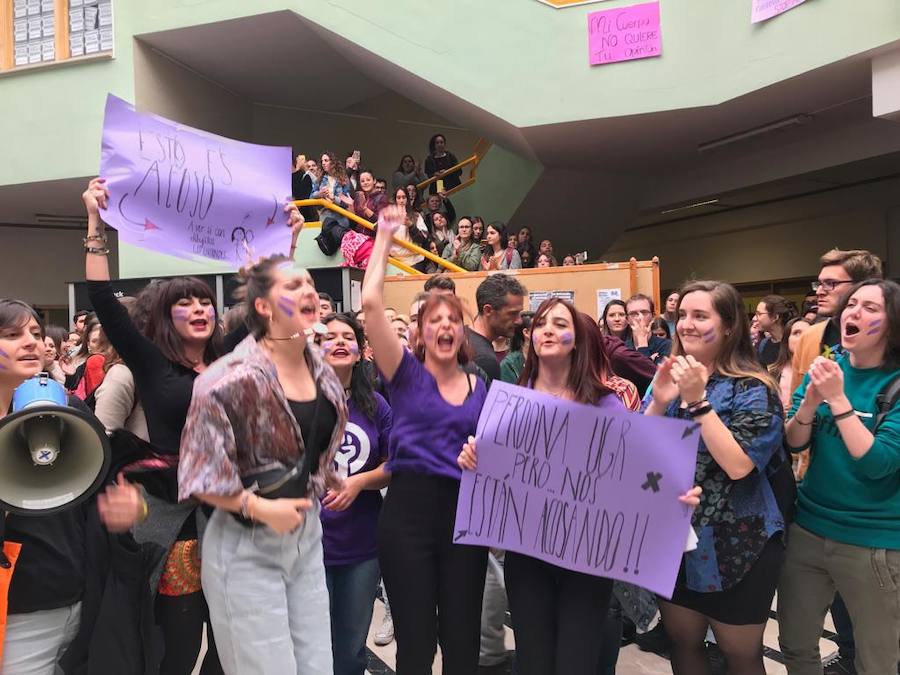Masiva concentración en la facultad de Educación contra los presuntos casos de acoso denunciados en la facultad de Educación.