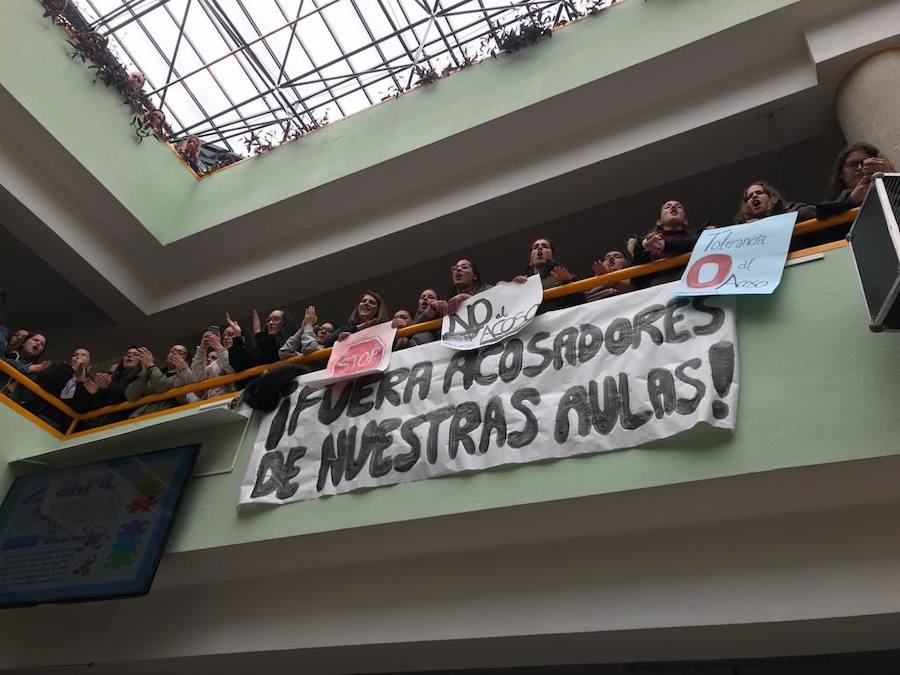 Masiva concentración en la facultad de Educación contra los presuntos casos de acoso denunciados en la facultad de Educación.