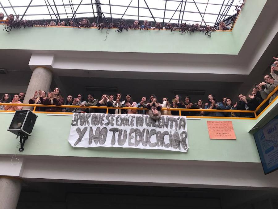 Masiva concentración en la facultad de Educación contra los presuntos casos de acoso denunciados en la facultad de Educación.
