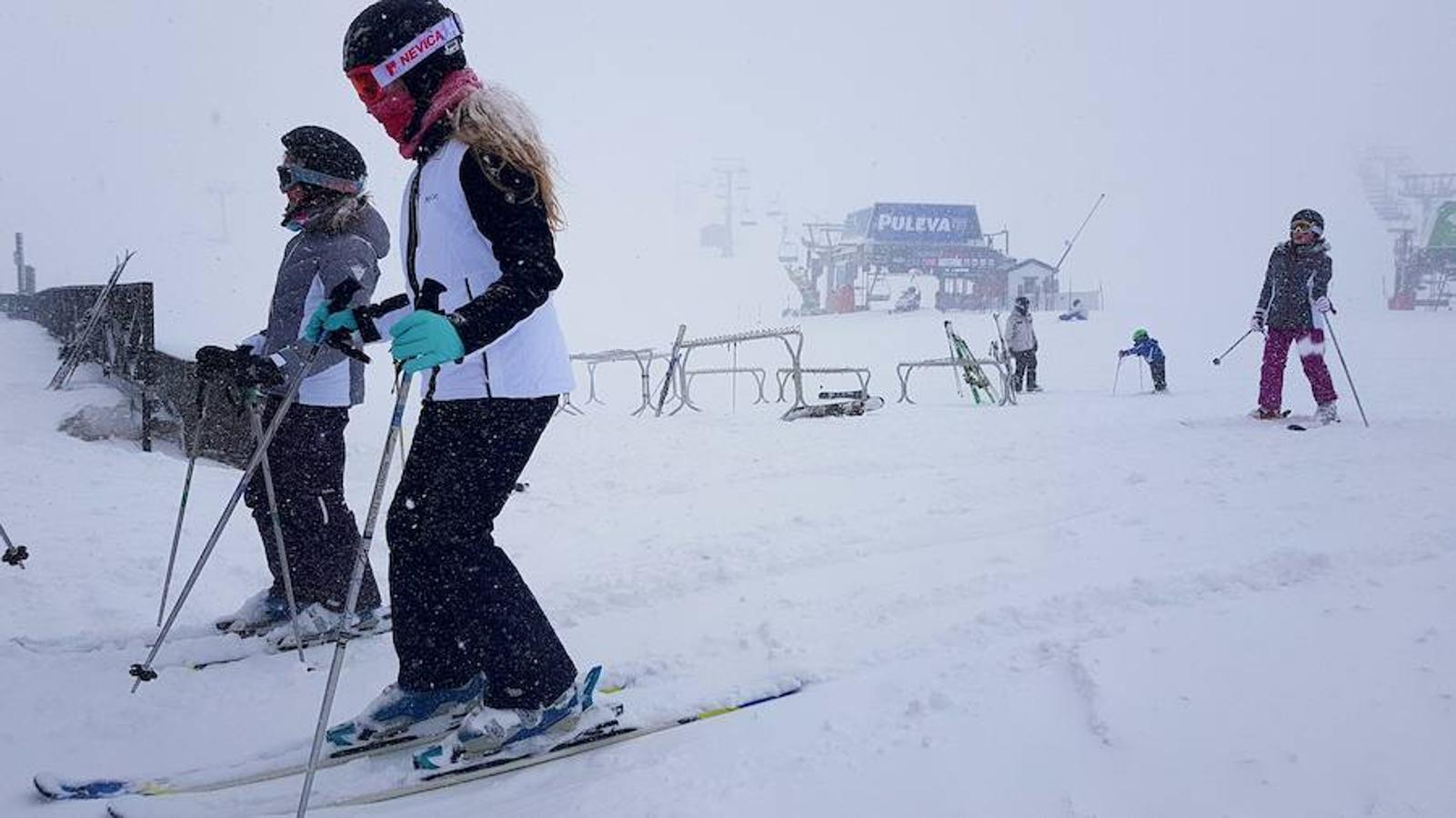 Las bajas temperaturas han vuelto con el mes de abril y en Sierra Nevada ha vuelto a caer nieve 