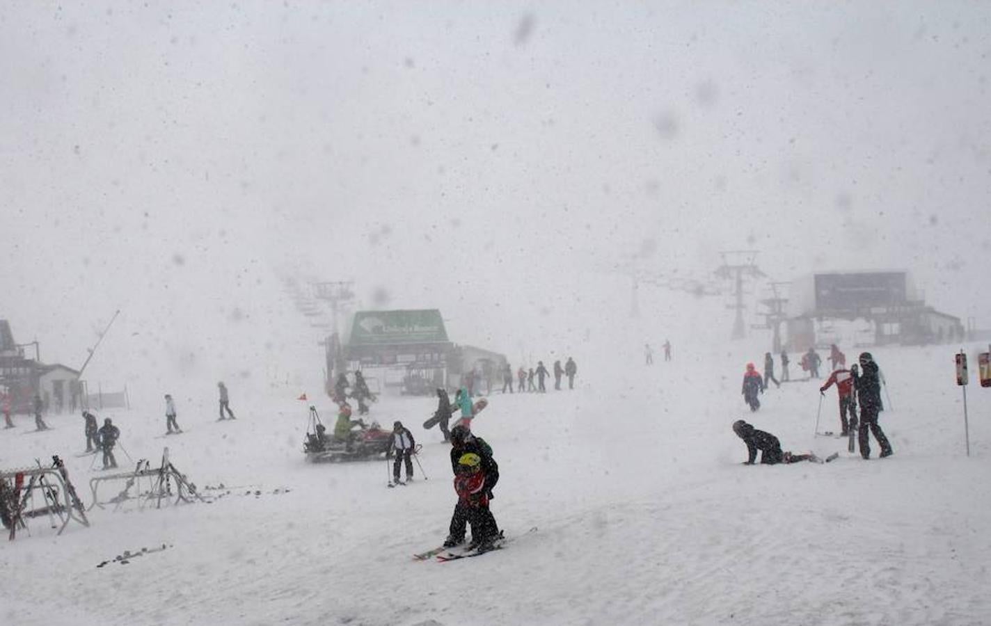 Las bajas temperaturas han vuelto con el mes de abril y en Sierra Nevada ha vuelto a caer nieve 