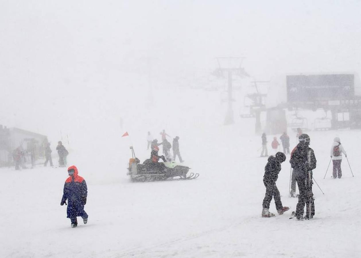 Las bajas temperaturas han vuelto con el mes de abril y en Sierra Nevada ha vuelto a caer nieve 