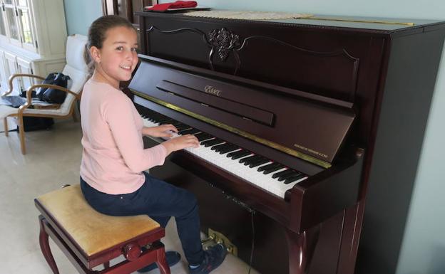 Norah Wanton practica con el piano en su casa granadina.