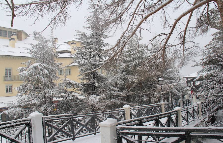 Las bajas temperaturas han vuelto con el mes de abril y en Sierra Nevada ha vuelto a caer nieve 