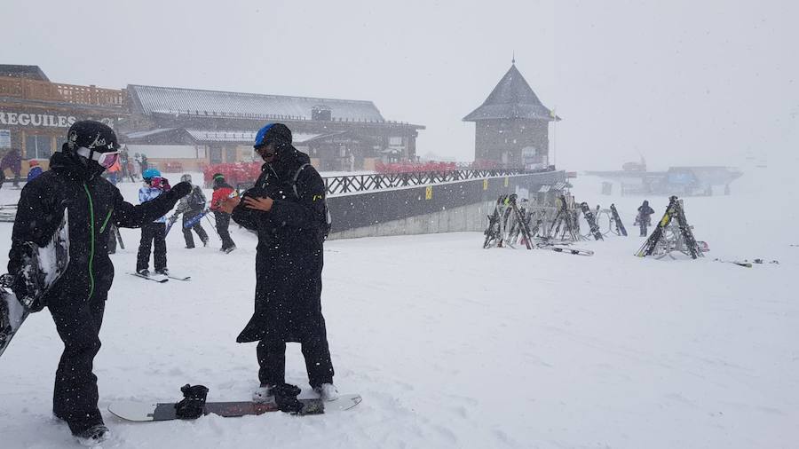 Las bajas temperaturas han vuelto con el mes de abril y en Sierra Nevada ha vuelto a caer nieve 