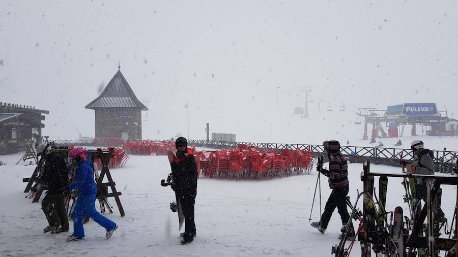 Las bajas temperaturas han vuelto con el mes de abril y en Sierra Nevada ha vuelto a caer nieve 