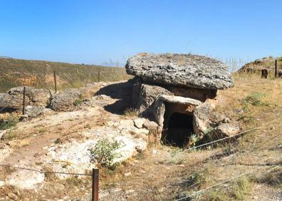 Imagen secundaria 1 - Media luna en el río Cubillas | Dólmen en el parque megalítico de Gorafe | Acueducto de los franceses 