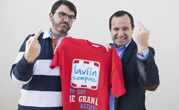 Juan (izquierda) y Víctor Salazar (derecha) sostienen una de sus camisetas mientras saludan amistosamente.