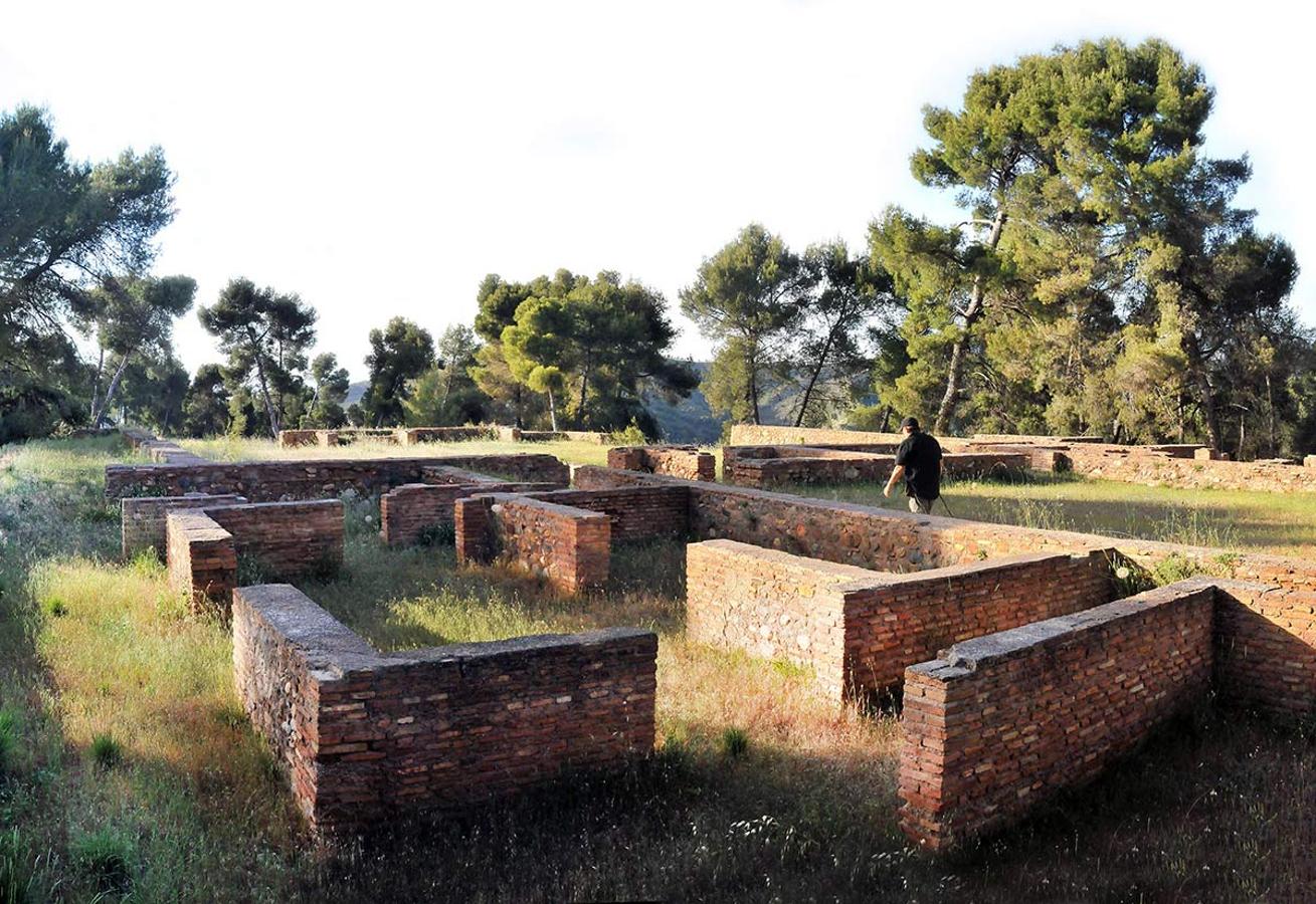 El Palacio de la Novia, Dar al Arusa, en el cerro de Santa Elena, la cumbre de la Silla del moro. Una docena de rutas para conocer espacios naturales donde el paisaje y la historia se dan la mano. Parajes que forman parte de la evolución histórica de la provincia de Granada. 