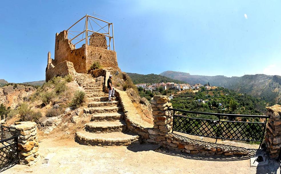 Castillo de Lanjarón, sobre el paisaje de la Alpujarra 
