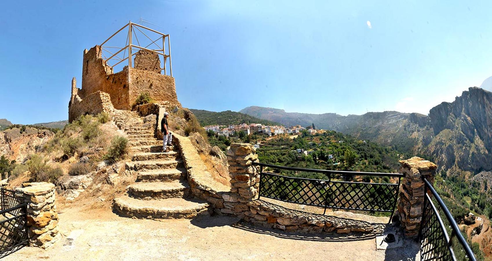 El castillo de Lanjarón se levanta sobre un picacho situado en la confluencia de los rñios Salado y Lanjarón, con visión sobre el valle del Guadalfeo, la Alpujarra y Sierra Nevada, fPlaza fuerte en la guerra de las Alpujarras. Una docena de rutas para conocer espacios naturales donde el paisaje y la historia se dan la mano. Parajes que forman parte de la evolución histórica de la provincia de Granada. 