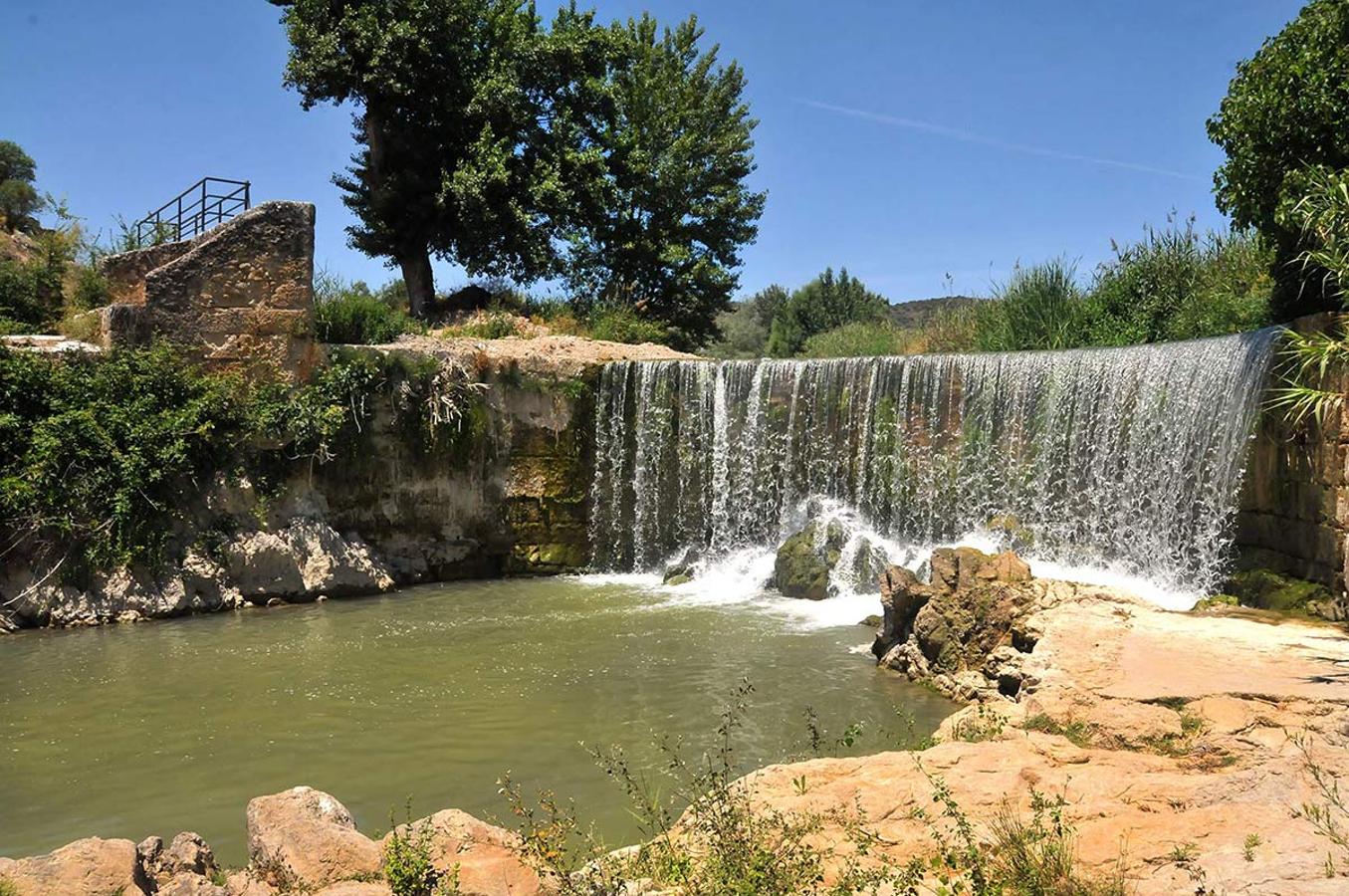 Media luna romana de Barcinas. Construcciones romanas y árabes para regular las avenidas en el río Cubillas y canalizarla hacia las acequias. Situada en la carretera antigua entre Iznalloz y Deifontes. Una docena de rutas para conocer espacios naturales donde el paisaje y la historia se dan la mano. Parajes que forman parte de la evolución histórica de la provincia de Granada. 