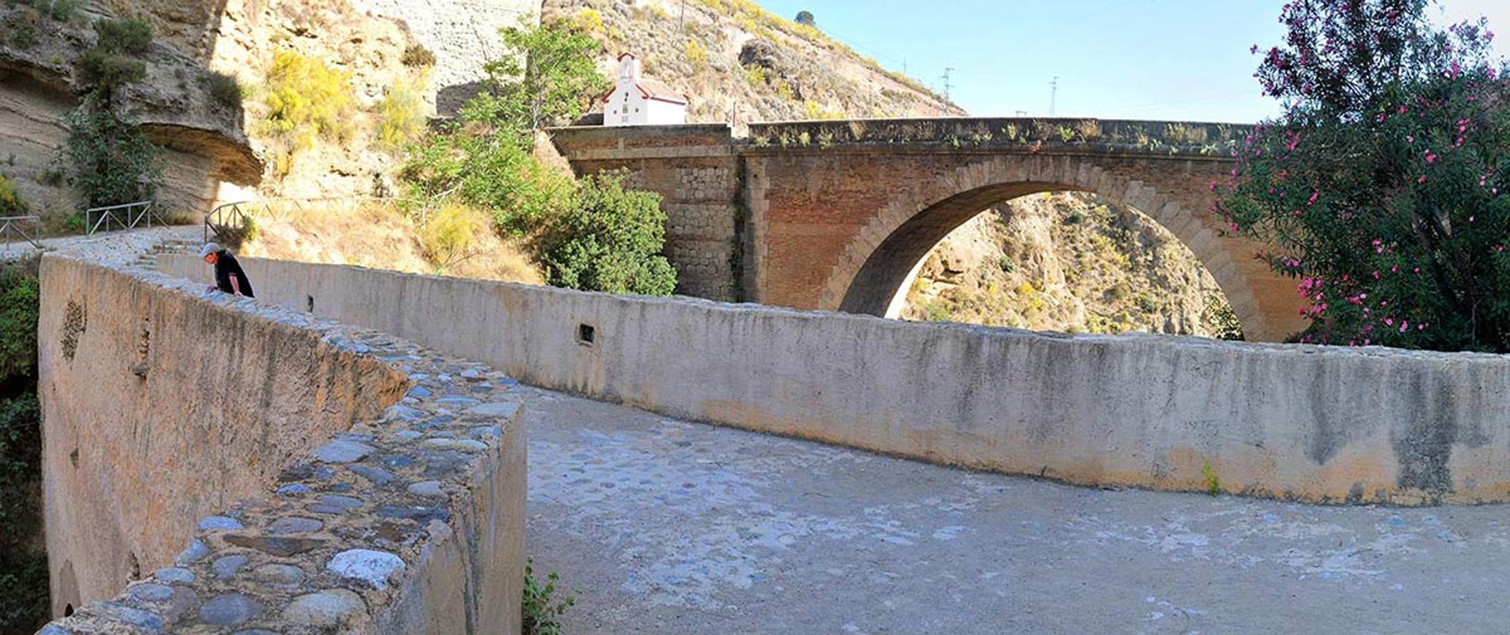 Puente de Tablate. El histórico puente nazarí que conectaba el Valle con las Alpujarra, el último bastión en la rebelión de los moriscos. El viejo puente y el construido en el siglo XX como carretera de la costa. Una docena de rutas para conocer espacios naturales donde el paisaje y la historia se dan la mano. Parajes que forman parte de la evolución histórica de la provincia de Granada. 