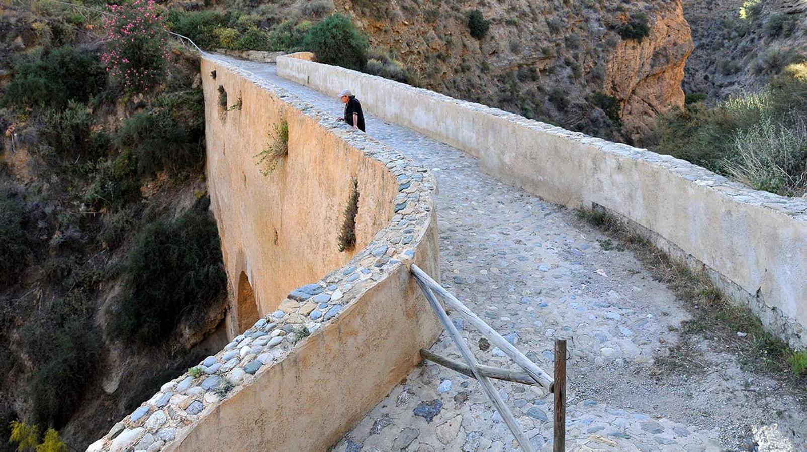 Puente de Tablate. El histórico puente nazarí que conectaba el Valle con las Alpujarra, el último bastión en la rebelión de los moriscos. Una docena de rutas para conocer espacios naturales donde el paisaje y la historia se dan la mano. Parajes que forman parte de la evolución histórica de la provincia de Granada.