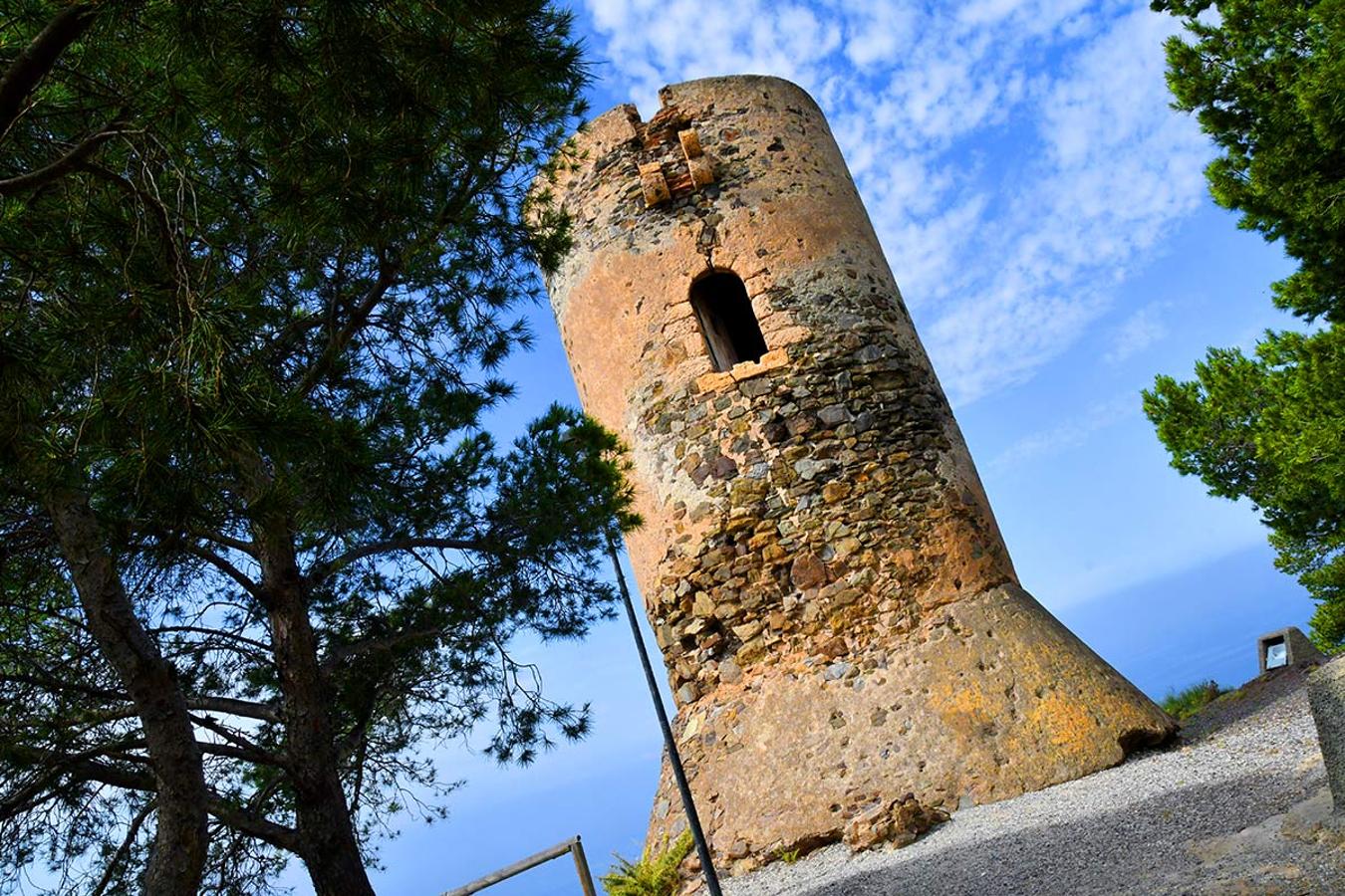 Ascender a la torre de Melicena es conocer la red de torres vigías que alertaba de la llegada de piratas. Un sendero accede a la torre de Melicena en la costa oriental granadina. Una docena de rutas para conocer espacios naturales donde el paisaje y la historia se dan la mano. Parajes que forman parte de la evolución histórica de la provincia de Granada. 