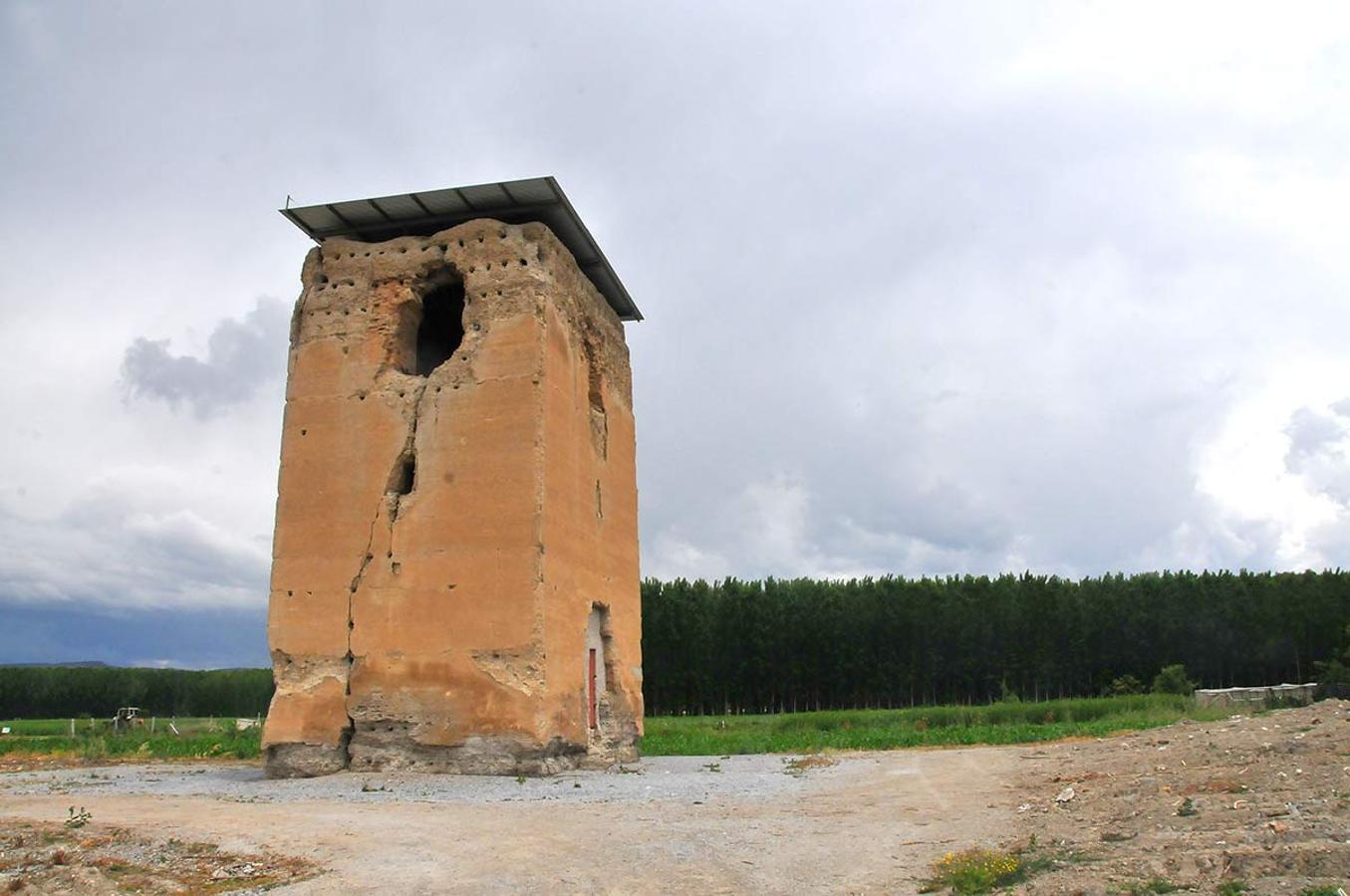 La torre de Romilla defendía los campos de la Vega de Granada, la alquería que daba alimento a la ciudad de Elvira y Garnata. Una docena de rutas para conocer espacios naturales donde el paisaje y la historia se dan la mano. Parajes que forman parte de la evolución histórica de la provincia de Granada. 