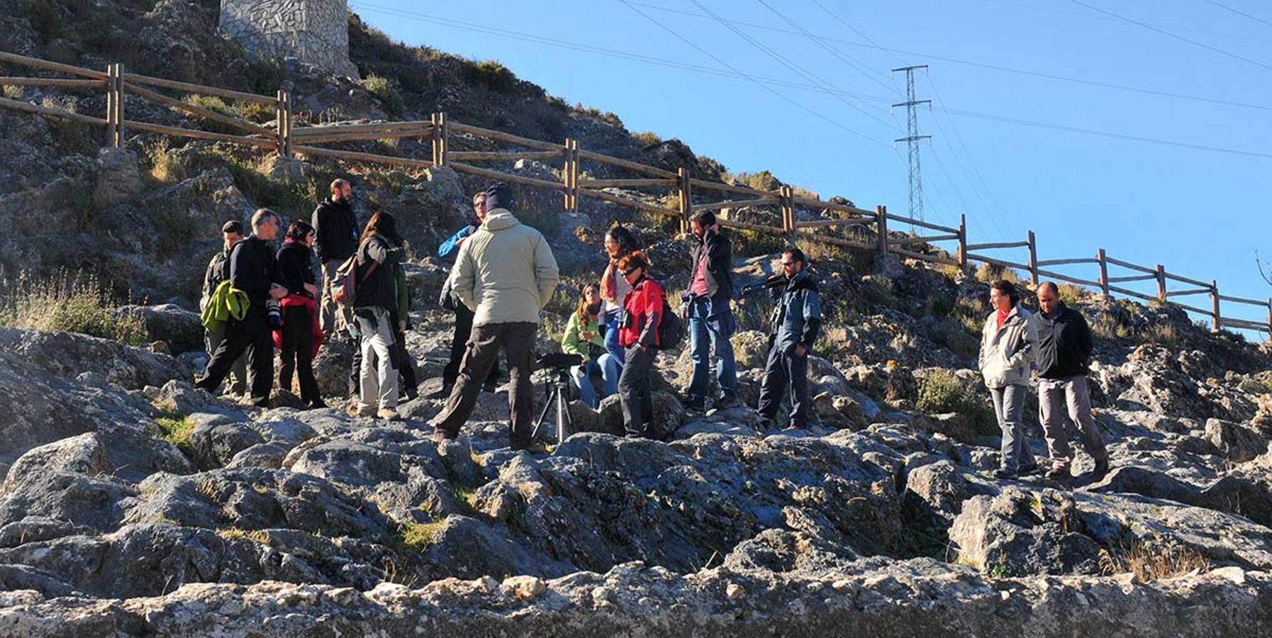 La primera carretera de la costa fue una vía romana de la que se conservan huellas de carros sobre las rocas, en el manantial del Mal Nombre de Padul.Una docena de rutas para conocer espacios naturales donde el paisaje y la historia se dan la mano. Parajes que forman parte de la evolución histórica de la provincia de Granada. 