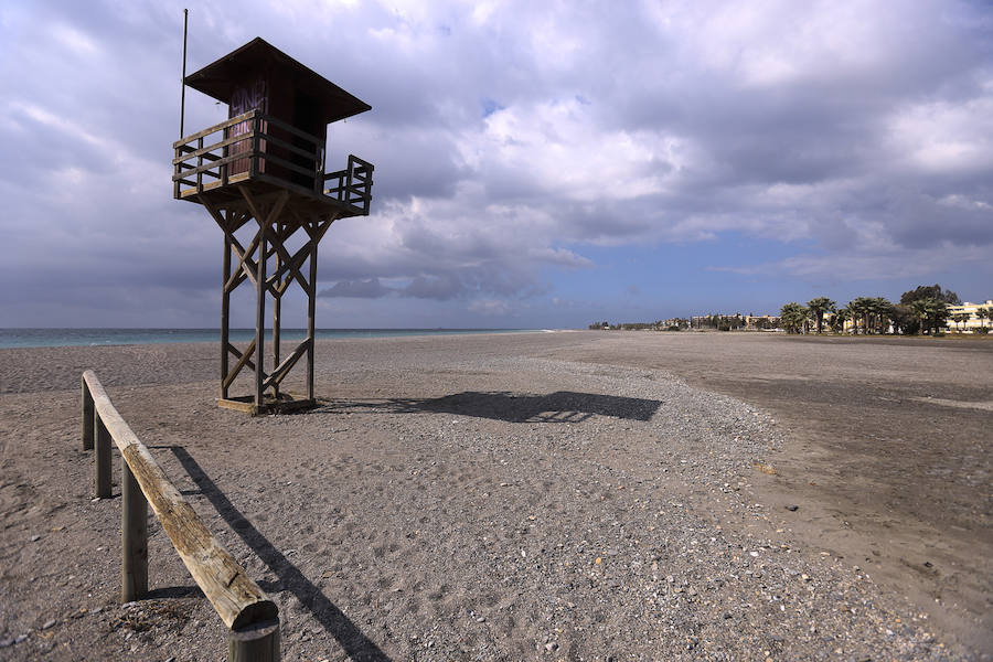 Los municipios de la Costa Tropical van a hacer un esfuerzo en los días que restan por que las playas luzcan lo mejor posible 