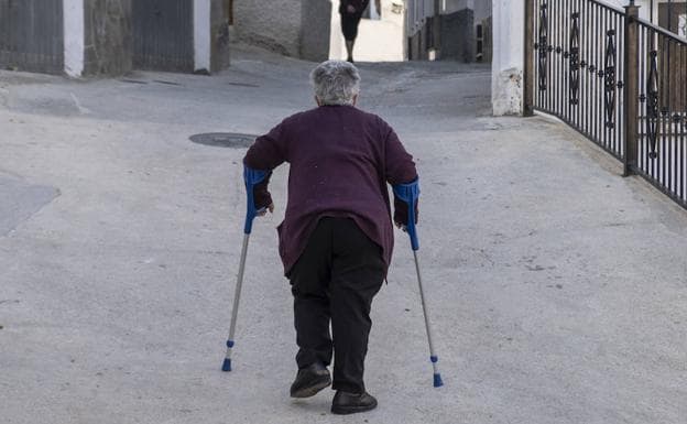 Una mujer camina por el municipio alpujarreño de Torvizcón, que ha perdido tres cuartas partes de su censo en el último medio siglo. 