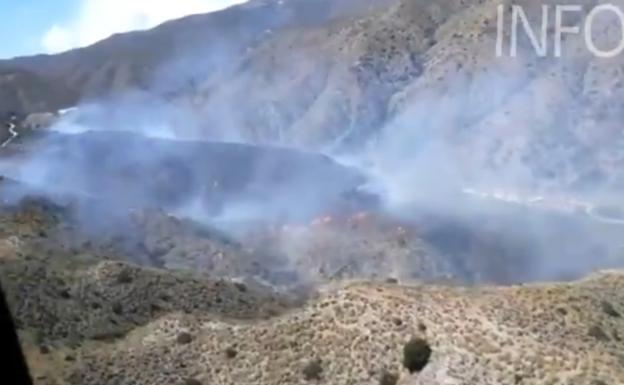 El Infoca y los Bomberos del Levante extinguen el incendio declarado este sábado en Mojácar