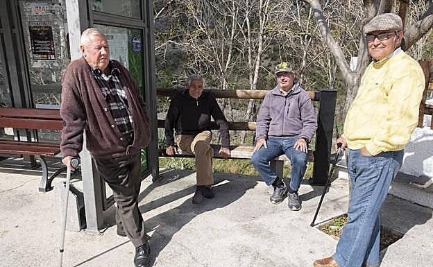 Ancianos en la localidad de Torvizcón. 