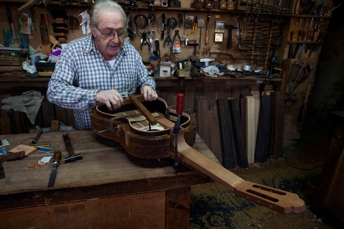 Visitamos el taller de Antonio Marín, leyenda mundialentre los artesanos de la guitarra. E l reportaje completo, aquí 