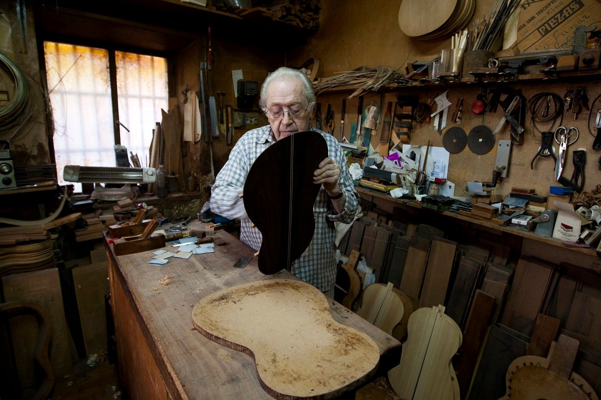 Visitamos el taller de Antonio Marín, leyenda mundialentre los artesanos de la guitarra. E l reportaje completo, aquí 