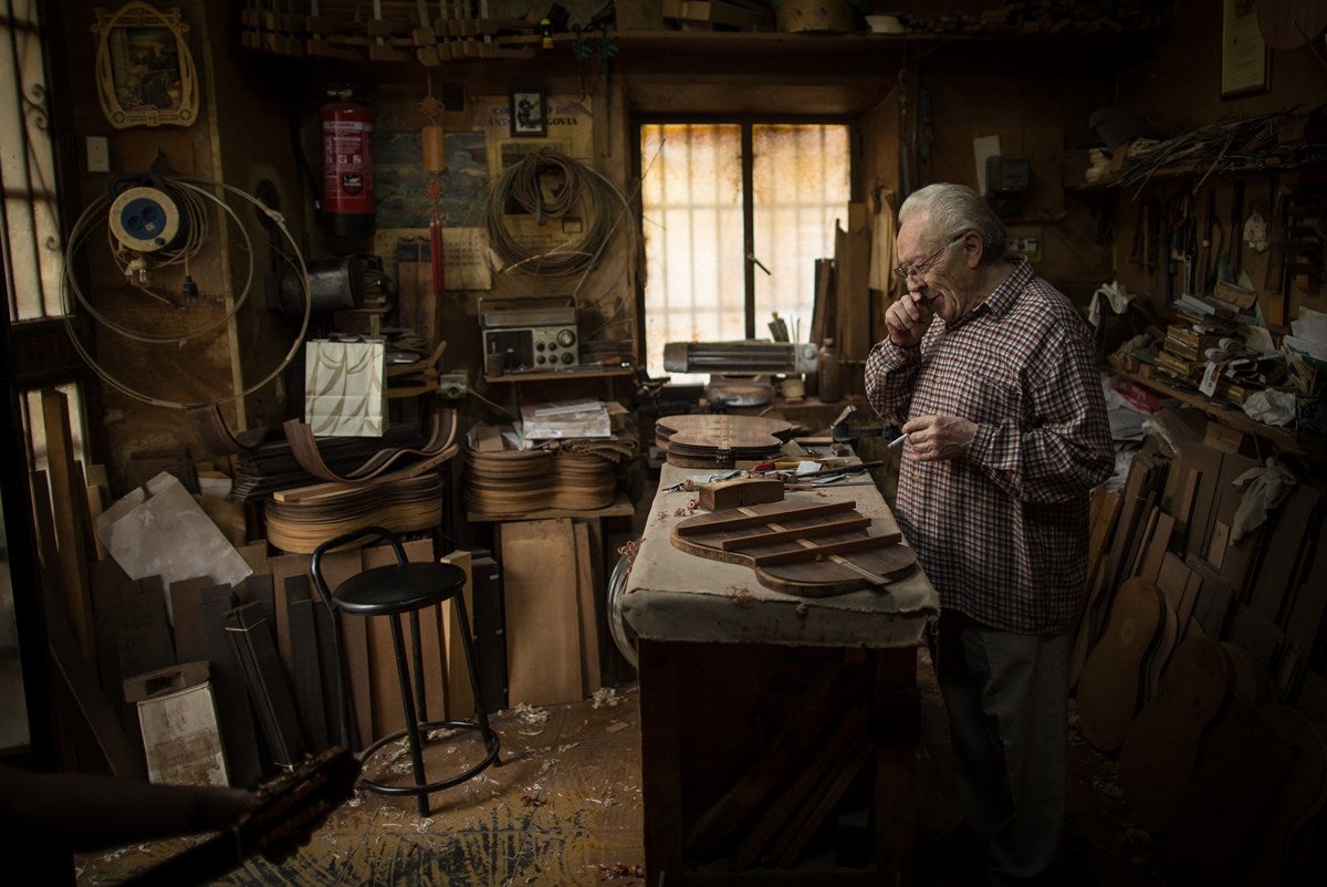 Visitamos el taller de Antonio Marín, leyenda mundialentre los artesanos de la guitarra. E l reportaje completo, aquí 