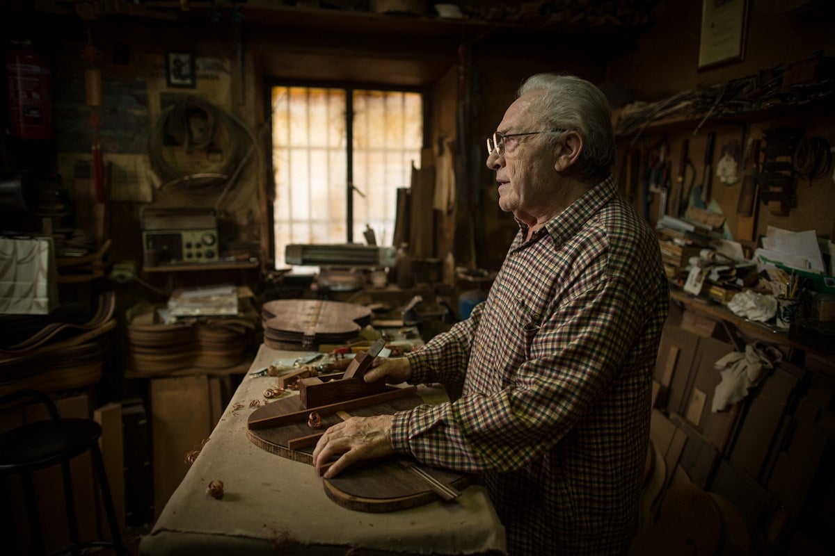 Visitamos el taller de Antonio Marín, leyenda mundialentre los artesanos de la guitarra. E l reportaje completo, aquí 