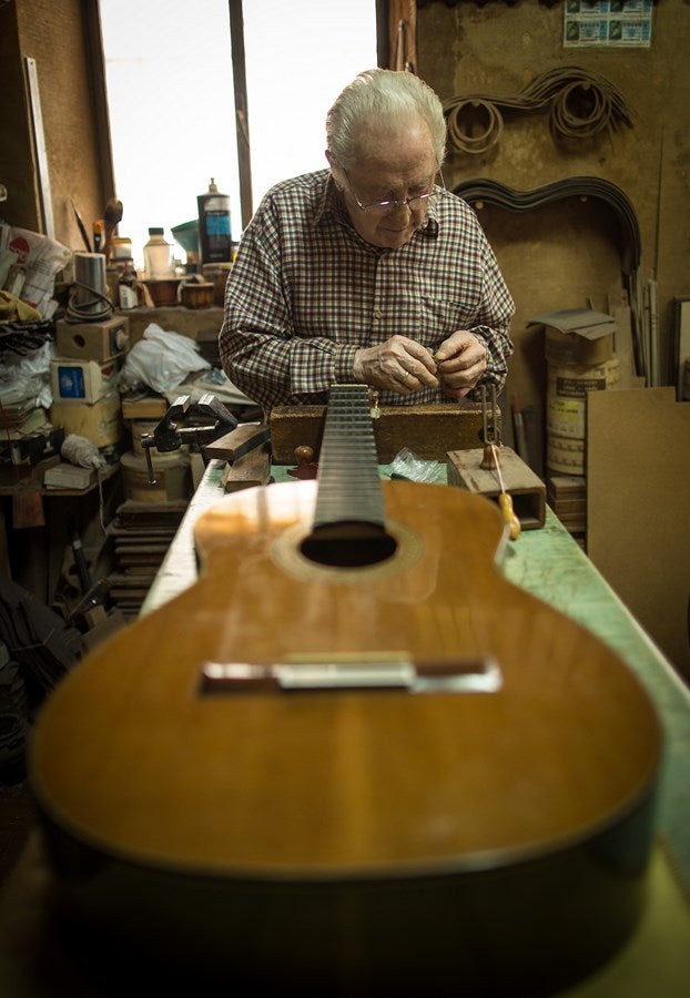Visitamos el taller de Antonio Marín, leyenda mundialentre los artesanos de la guitarra. E l reportaje completo, aquí 
