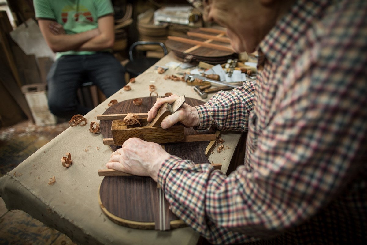 Visitamos el taller de Antonio Marín, leyenda mundialentre los artesanos de la guitarra. E l reportaje completo, aquí 