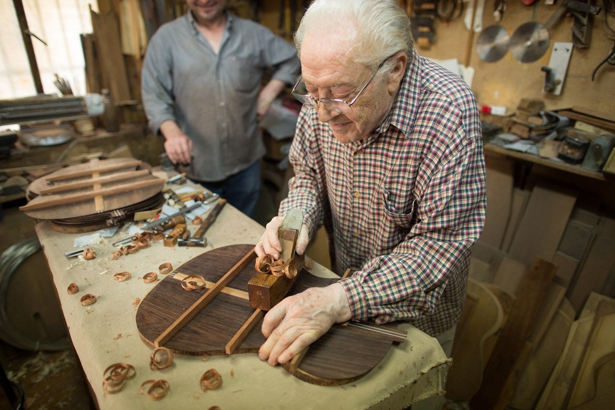 Visitamos el taller de Antonio Marín, leyenda mundialentre los artesanos de la guitarra. E l reportaje completo, aquí 