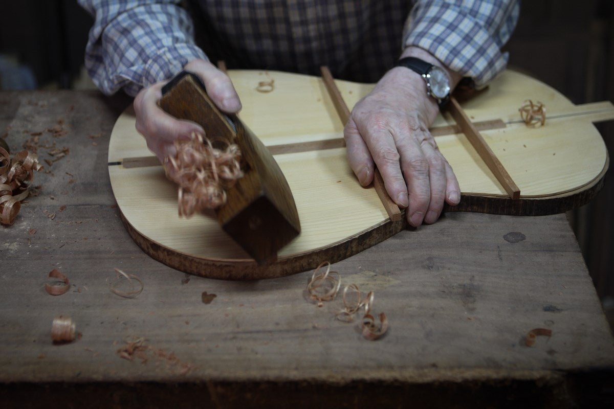 Visitamos el taller de Antonio Marín, leyenda mundialentre los artesanos de la guitarra. E l reportaje completo, aquí 