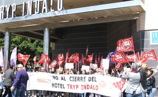 Protesta sindical contra el cierre del Hotel Tryp Indalo de Almería a finales de marzo. 