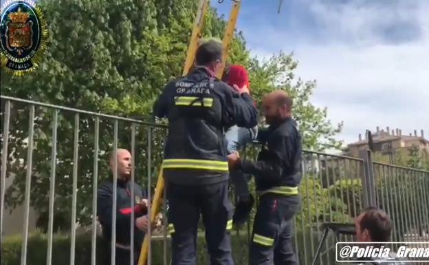 Bomberos y Policía Local rescatan a una pareja atrapada en el Alcázar del Genil