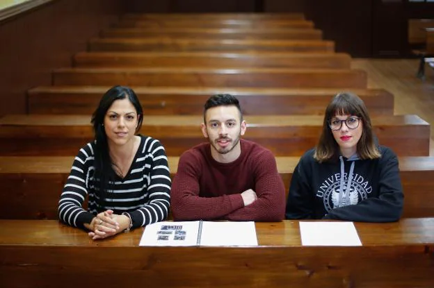 Estefanía Heredia, Bernardo Maya y Rosa María Muñoz en un aula de la Facultad de Derecho.