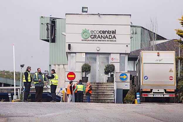 Imagen de la plan de reciclaje de Alhendín, ayer, justo después del suceso.