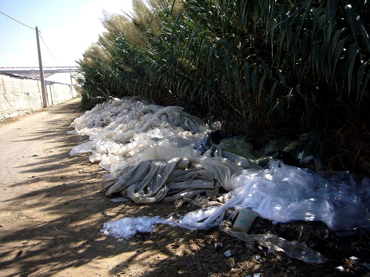 Imágenes de vertidos de plásticos realizados junto a invernaderos de la costa oriental de Granada. 