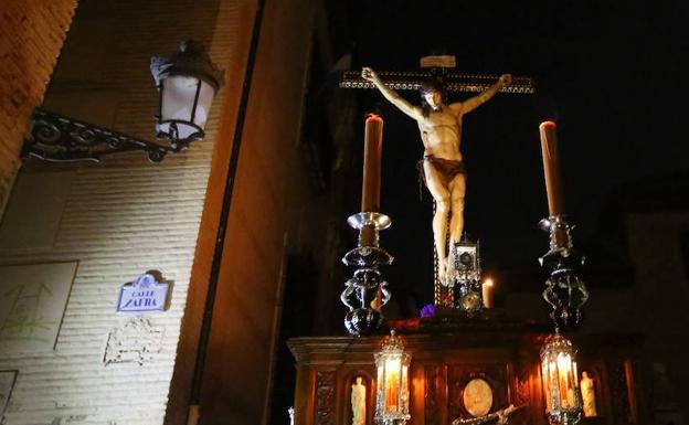 El Silencio, por la Carrera del Darro, con las luces apagadas. 