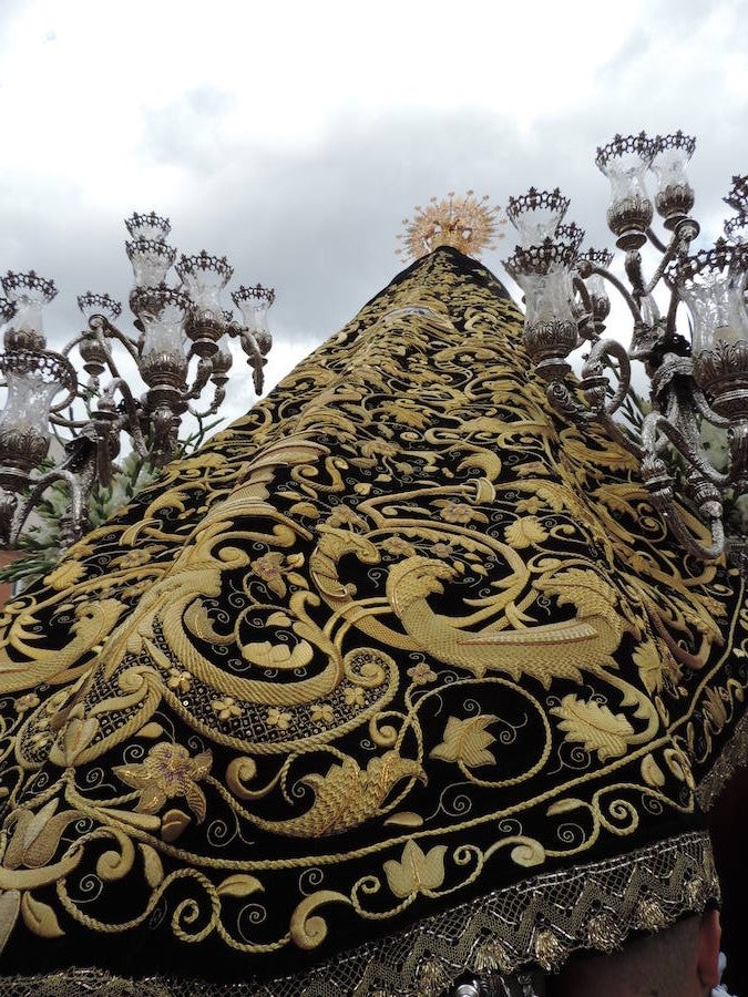 En la procesión figuraban representaciones de más de una decena de hermandades de la provincia y, durante todo el recorrido no dejaron de producirse momentos de emoción entre los devotos