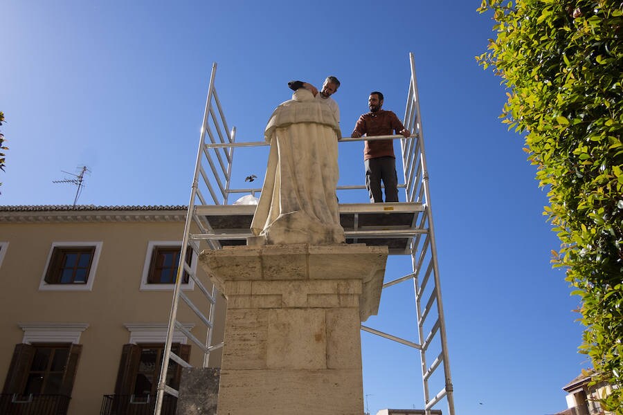 Los operarios han colocado esta mañana la parte de la figura que se desprendió hace tres semanas