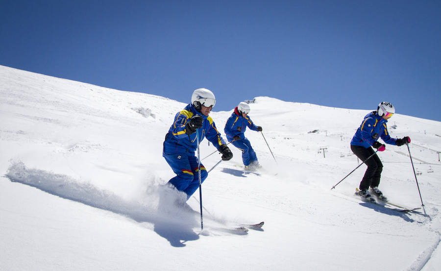 La estación de esquí granadina mantendrá su actividad hasta la primera semana de mayo después de las últimas nevadas caídas desde el pasado fin de semana