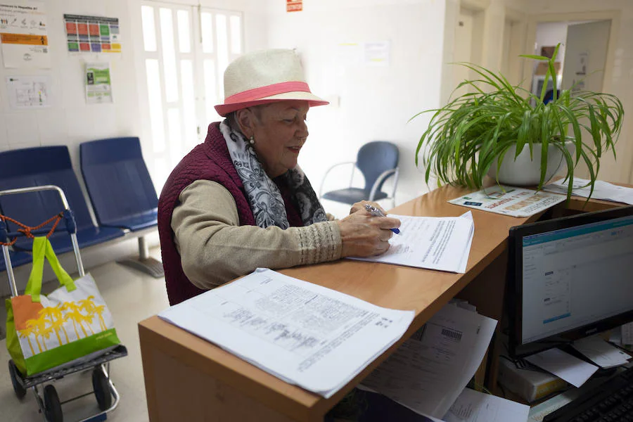 Una usuaria del centro de salud firma para exigir soluciones a la falta de médicos en el centro de salud de Torrenueva. 